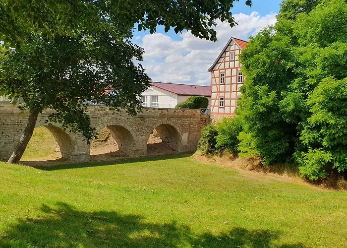 Thon An Der Schlossruine Herbsleben